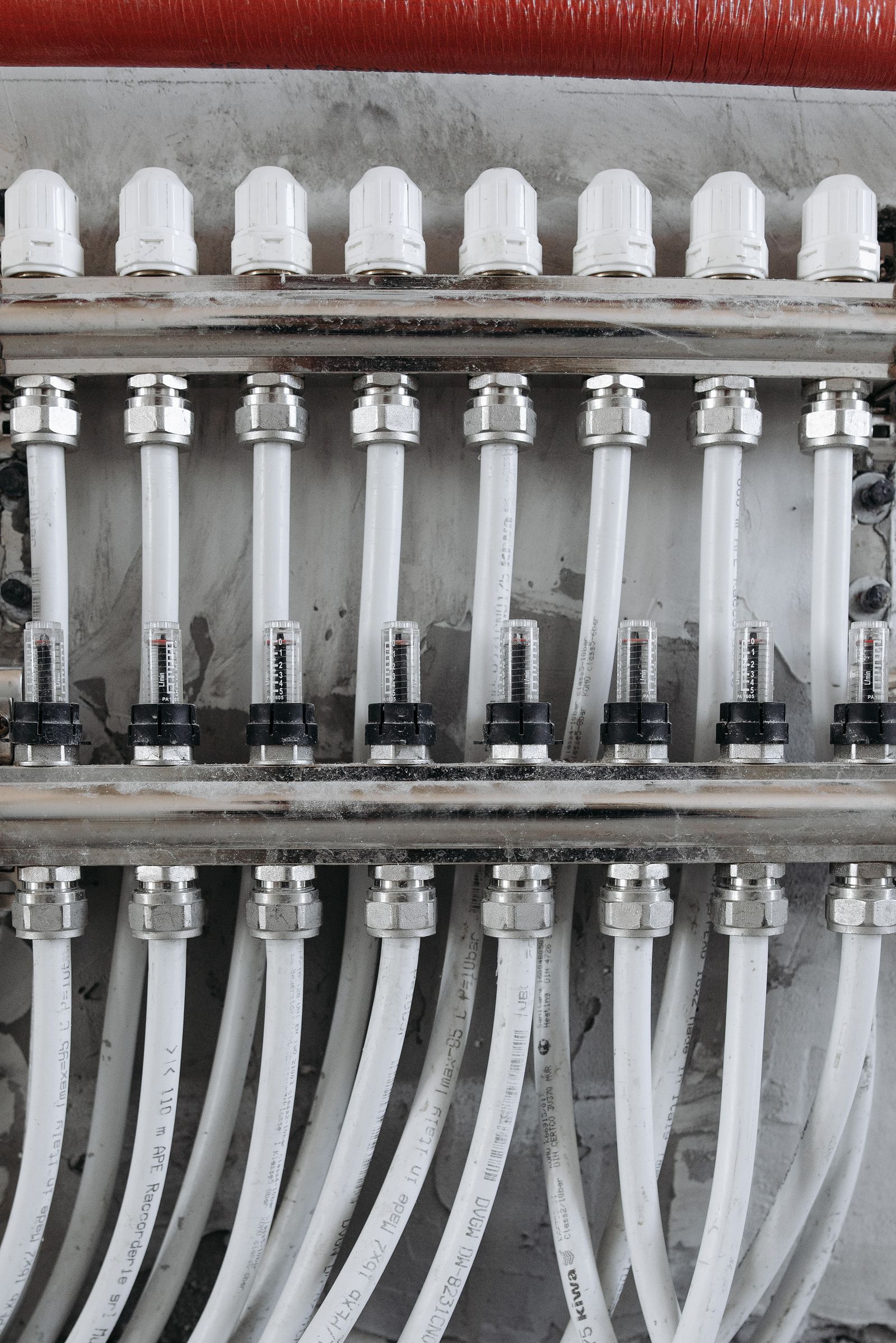 Underfloor heating manifold with PEX loops and flow meters