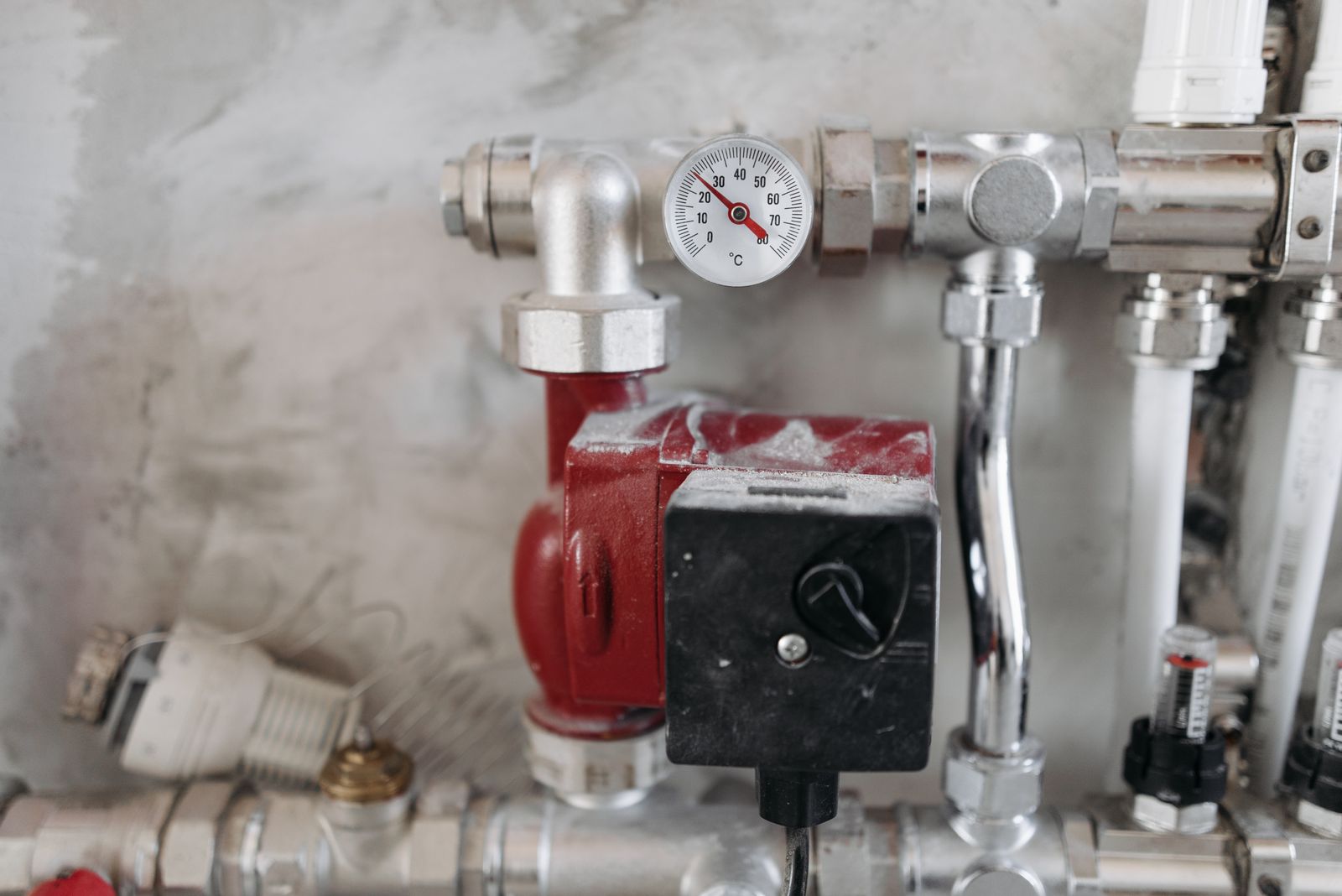 Heating manifold with a circulation pump and a temperature gauge